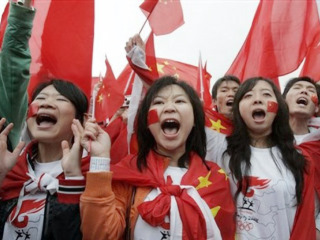 Estudantes chinos en Seúl defenden o paso da antorcha olímpica; clic para aumentar