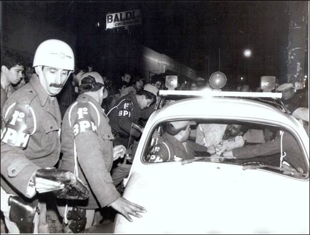 Cidadão Julio Cezar dentro da viatura da Brigada Militar ainda vivo