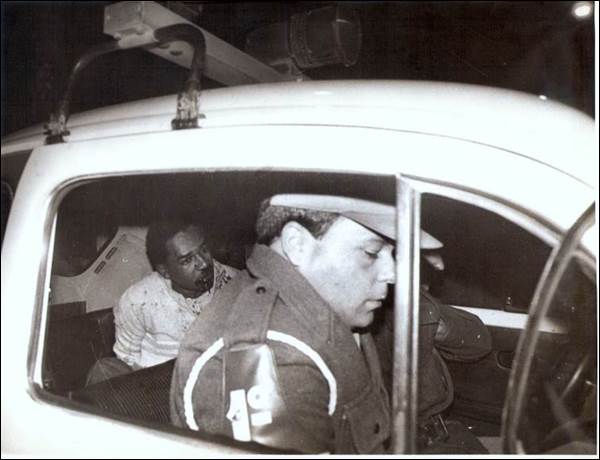 Cidadão Julio Cezar dentro da viatura da Brigada Militar ainda vivo